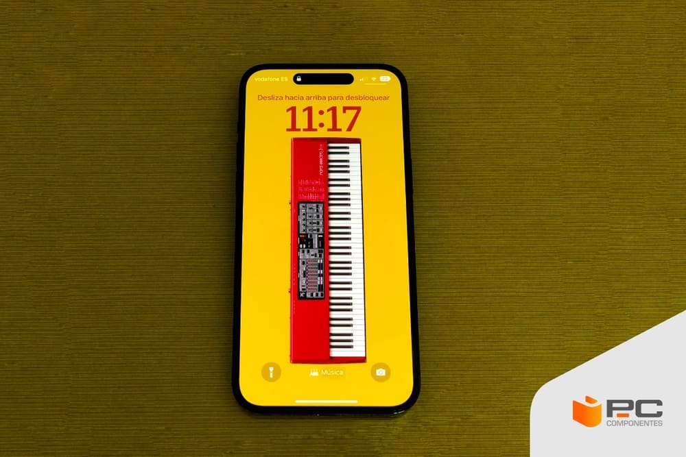 iPhone 14 Pro Max con un teclado musical como fondo de pantalla