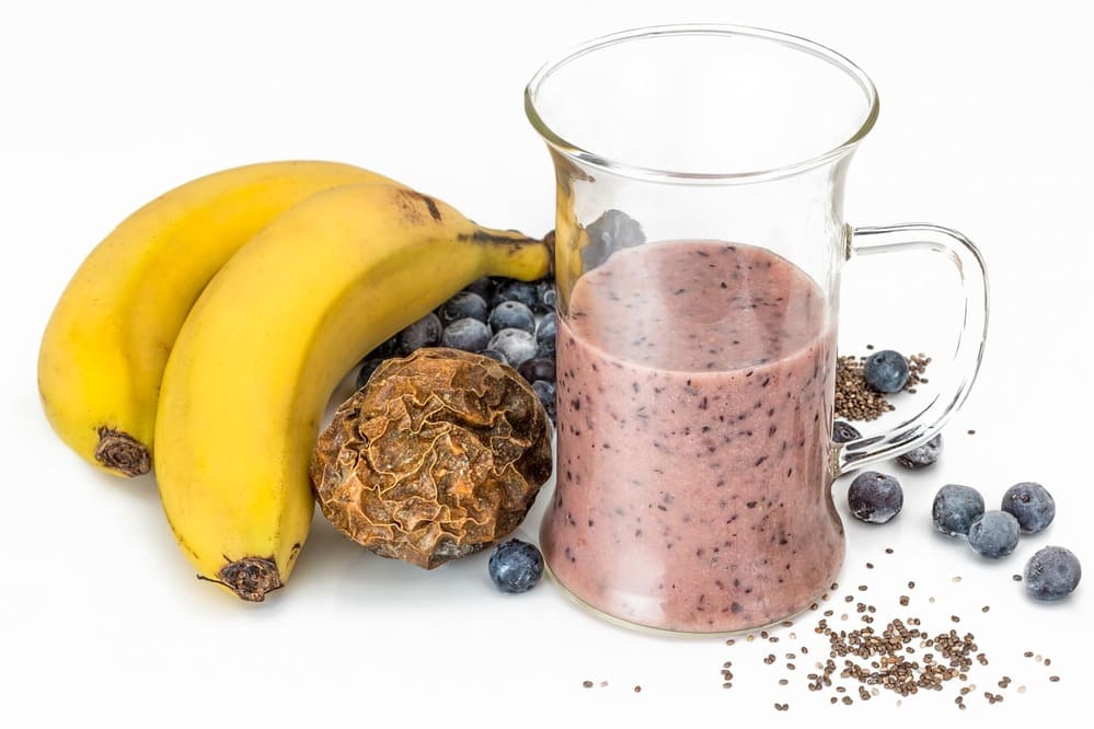 Smoothie de plátano con arándanos y kiwi