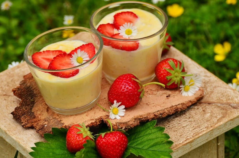 Dos smoothies de vainilla y fresa