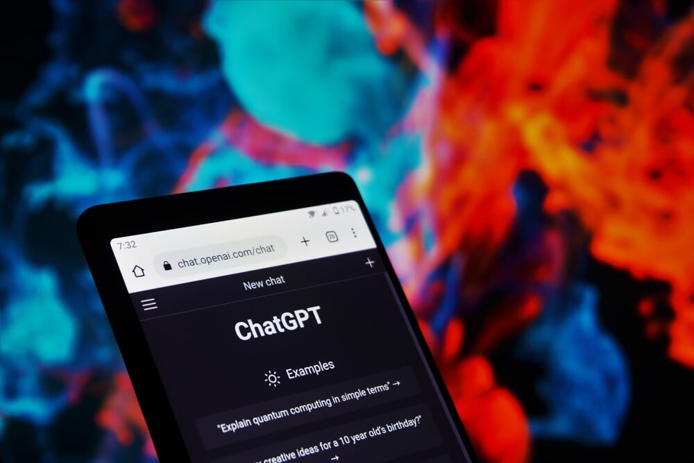 Una persona utilizando ChatGPT en su teléfono móvil