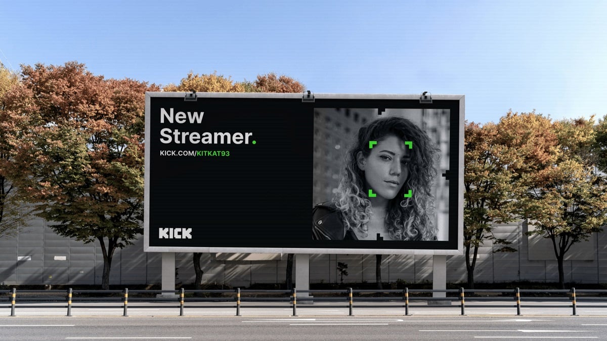 Cartel publicitario de Kick en una calle