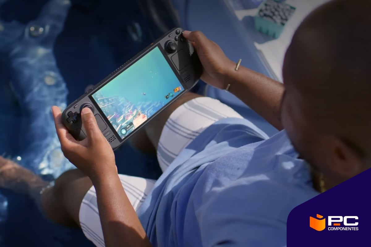 Un chico juega a la nueva Steam Deck Oled