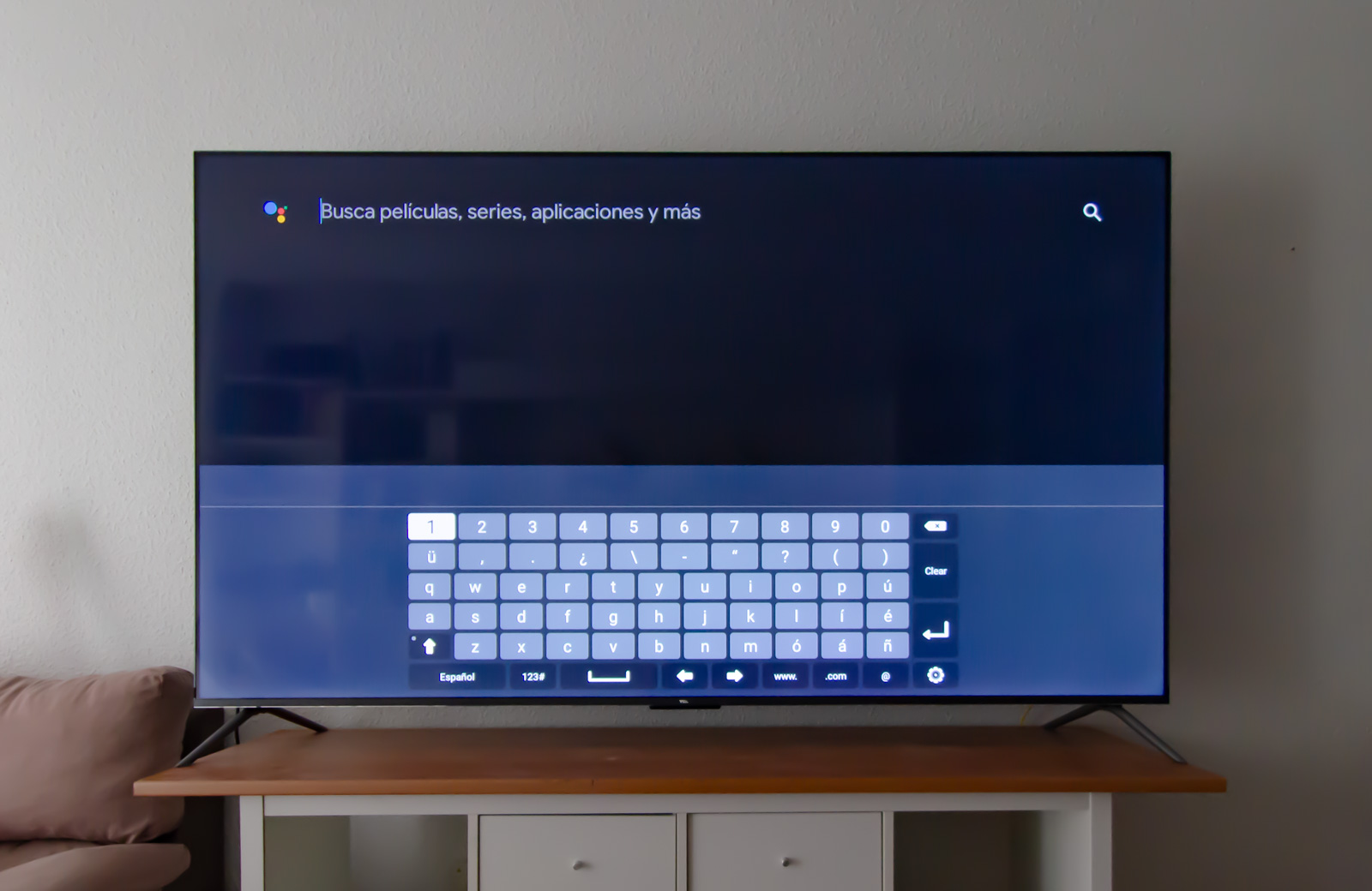El televisor ya instalado sobre un mueble