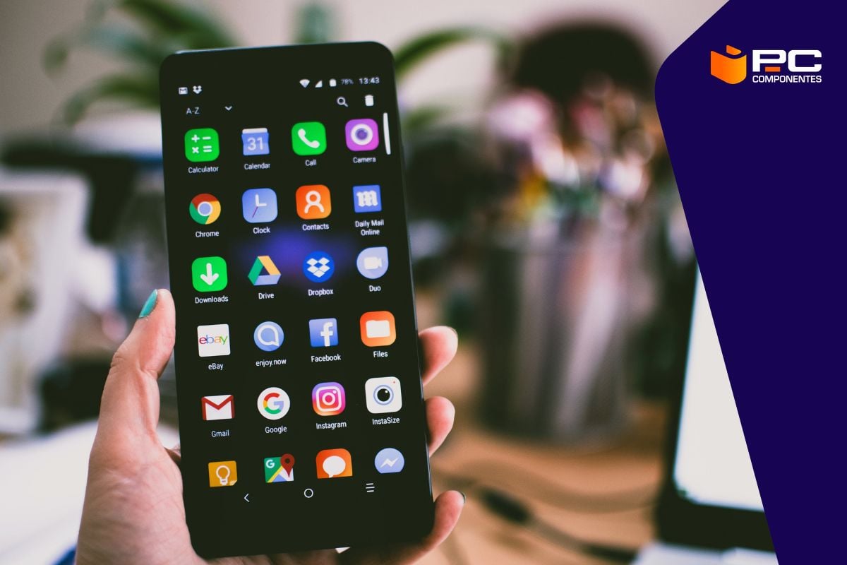 Un móvil con la pantalla encendida