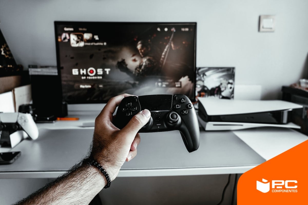 Una persona sujeta un mando con una PS5 de fondo