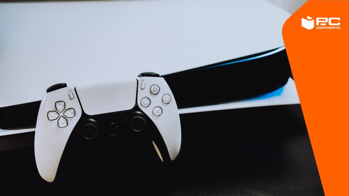 Un mando de PS5 apoyado sobre la consola