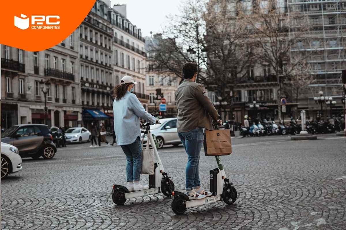 Dos personas viajan en un patinete eléctrico