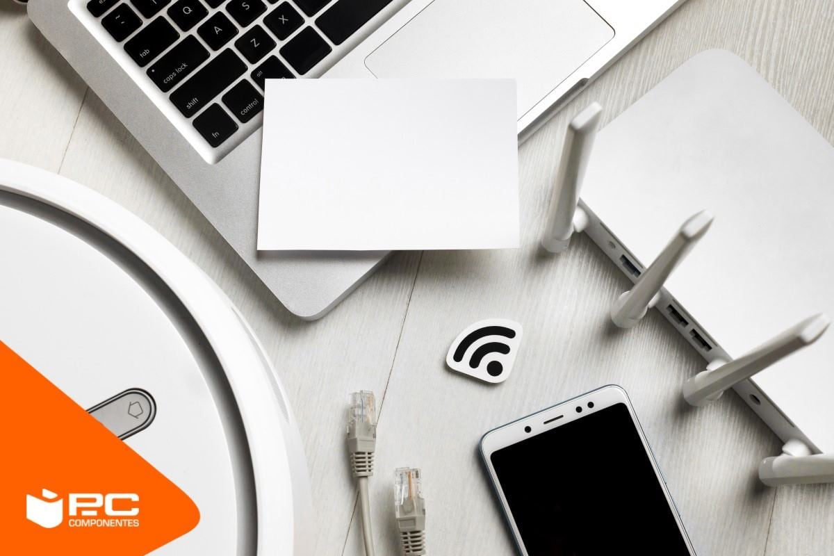 Varios dispositivos electrónicos conectados en malla con una red Wifi Mesh