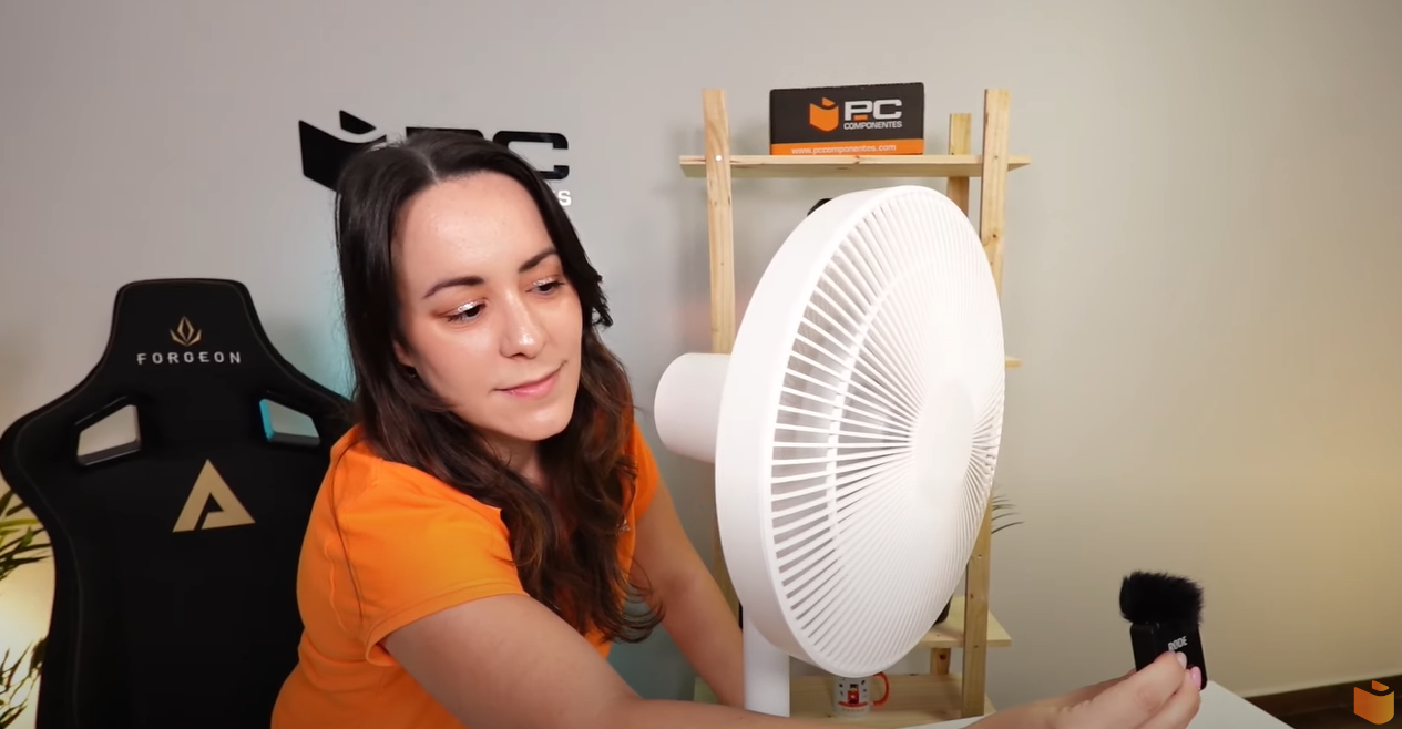 Experta probando ruido del ventilador Xiaomi Smart Standing Fan 2 Pro con un micrófono