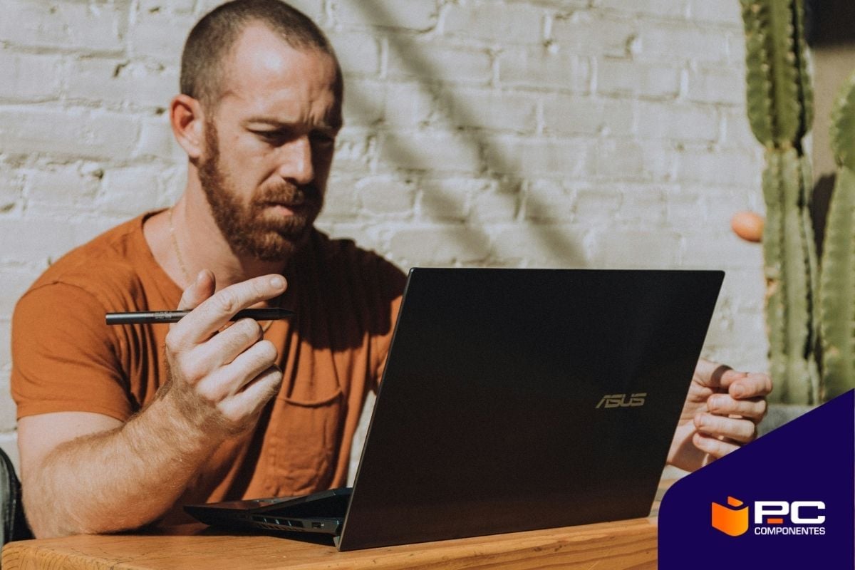 Un hombre trabaja con un portátil ASUS