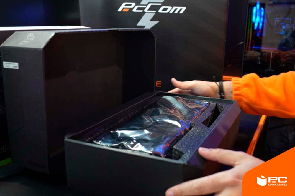 unboxing ASUS TUF Gaming RTX 5080
