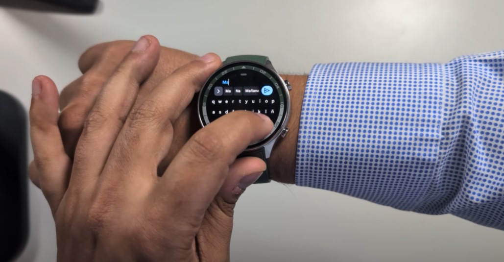 Un hombre escribe un mensaje en su reloj OnePlus Watch 2R