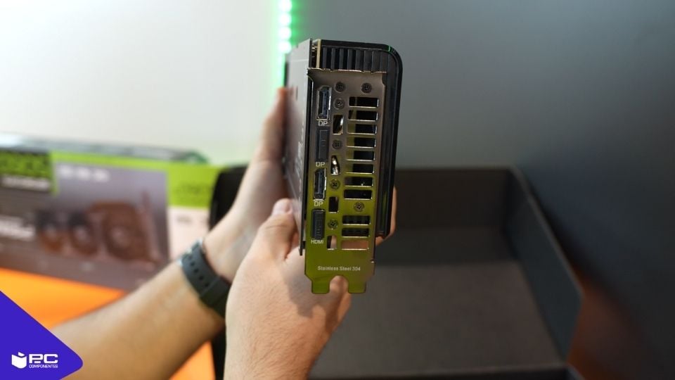 puertos RTX 5060 Ti 16 GB