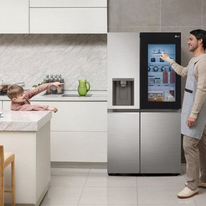 Frigorífico com tecnologia InstaView que permite ver o interior ao dar dois toques