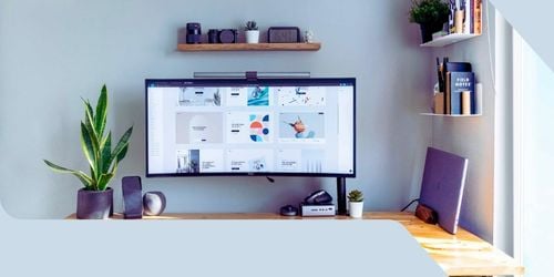 Escritorio de oficina en casa con monitor, silla ergonomica y accesorios de teletrabajo Escritorio de oficina en casa con monitor, silla ergonomica y accesorios de teletrabajo