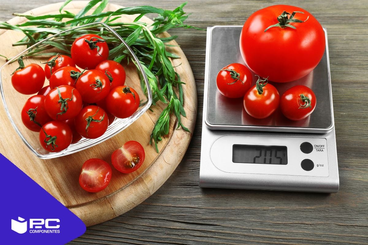 Unos tomates sobre una de las mejores básculas de cocina