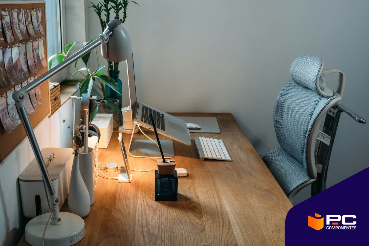 Varios accesorios ergonómicos e imprescindibles para trabajar desde casa u oficina