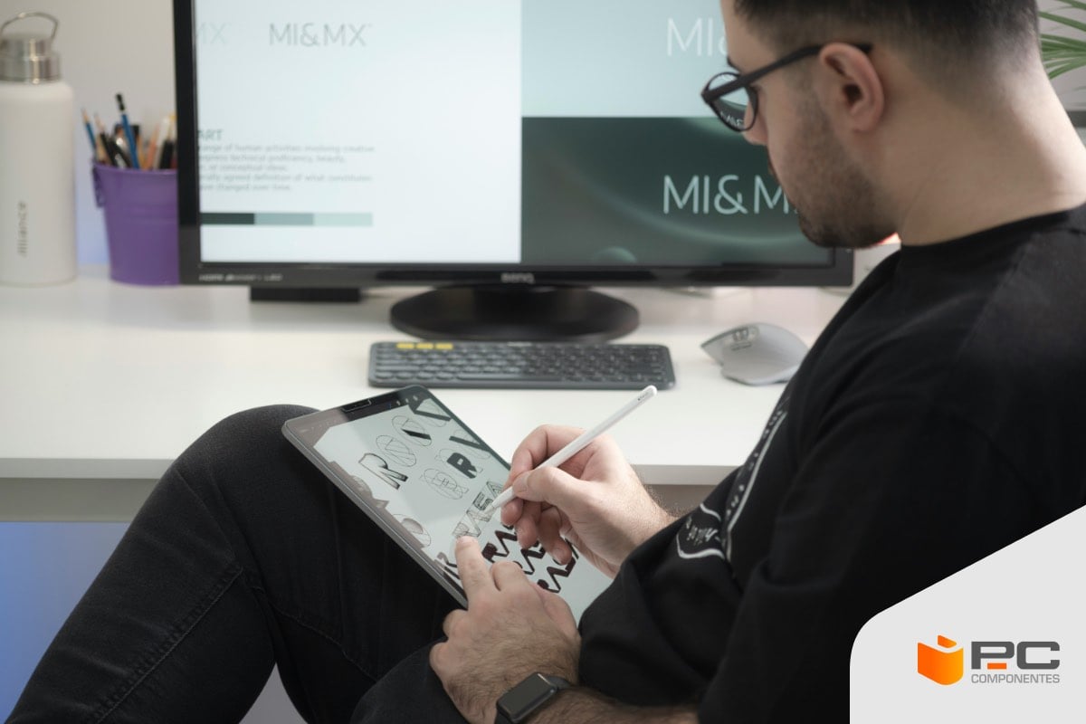 Un uomo che usa uno dei migliori tablet per disegnare e per il design Un uomo che usa uno dei migliori tablet per disegnare e per il design