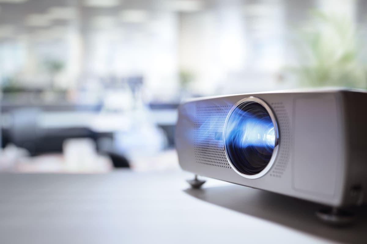 Por esto aparecen puntos blancos en tu proyector puntos blancos en el proyector