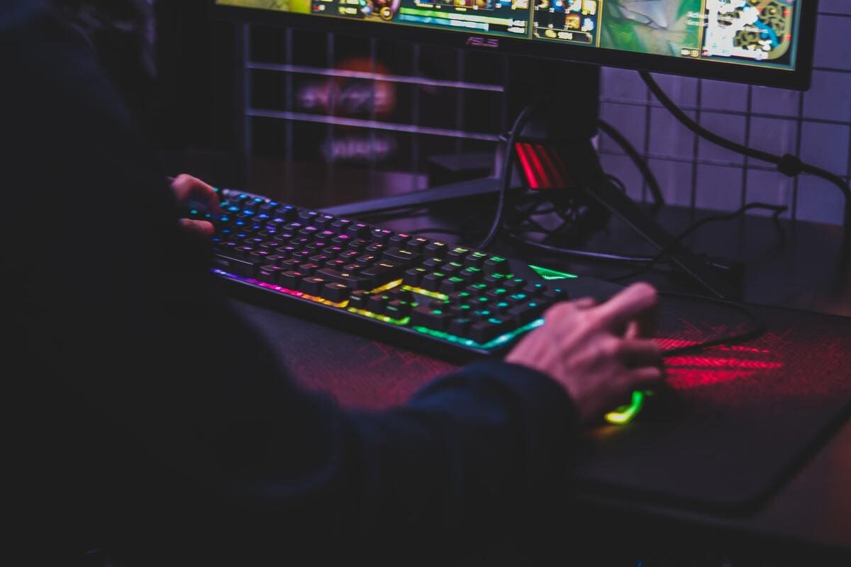 comparativa entre Logitech y Corsair Logitech vs Corsair