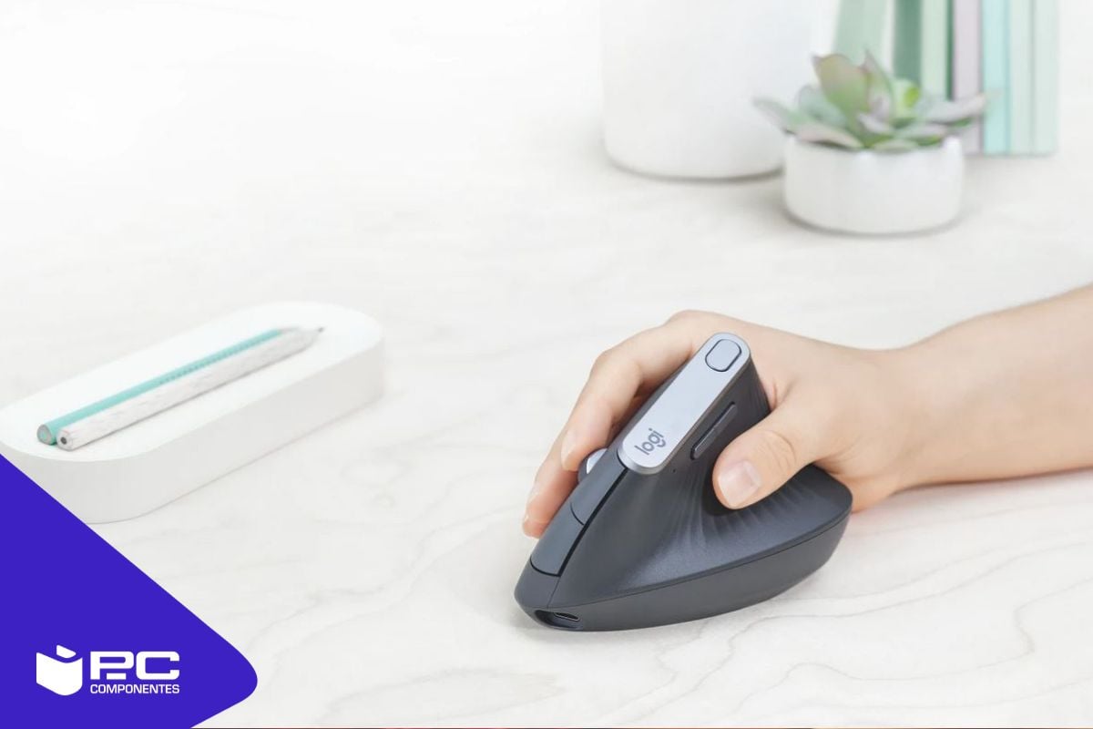 Una persona che lavora con uno dei migliori mouse wireless Una persona che lavora con uno dei migliori mouse wireless di PcComponentes