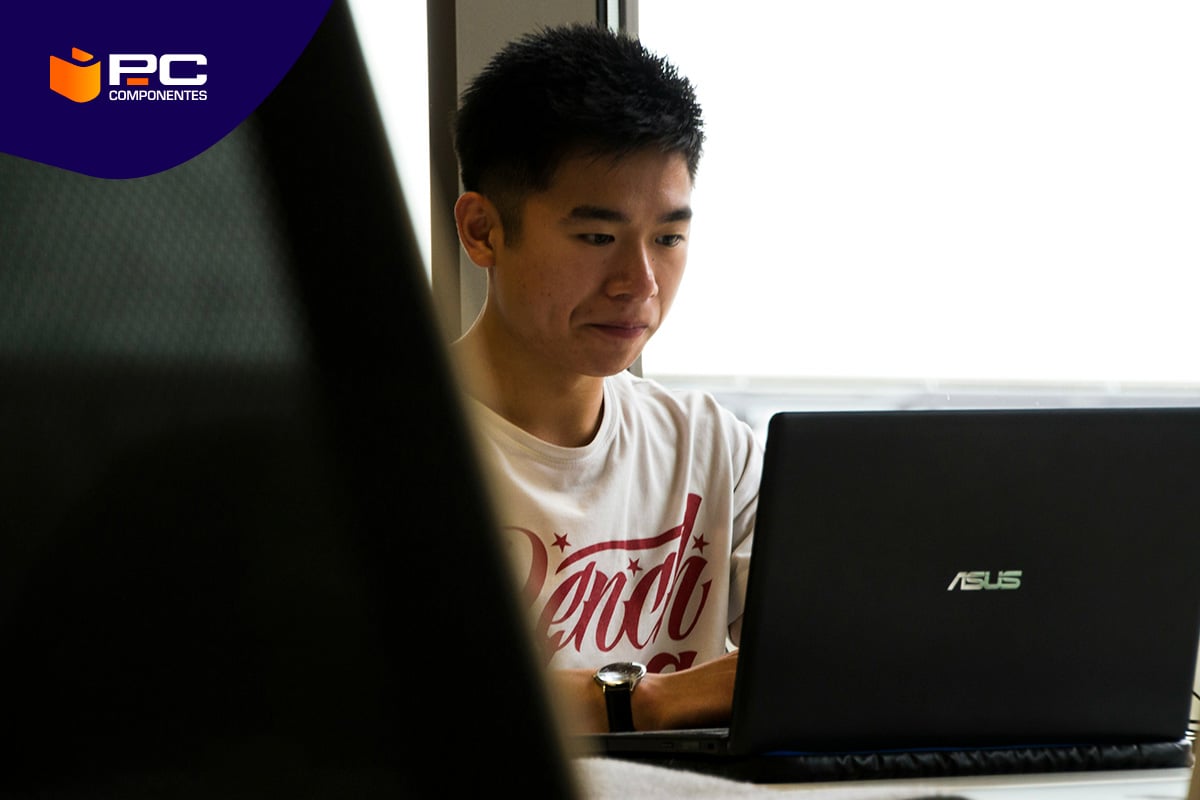 Un uomo che usa uno dei migliori laptop di Asus Un uomo che usa uno dei migliori laptop di Asus