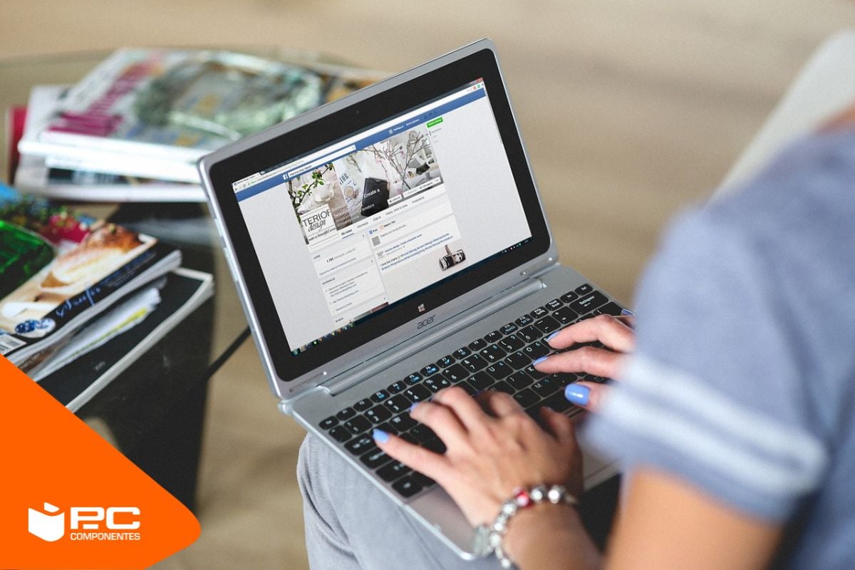 Une personne travaillant avec l'un des meilleurs ordinateurs portables Acer de 2025 de PcComponentes