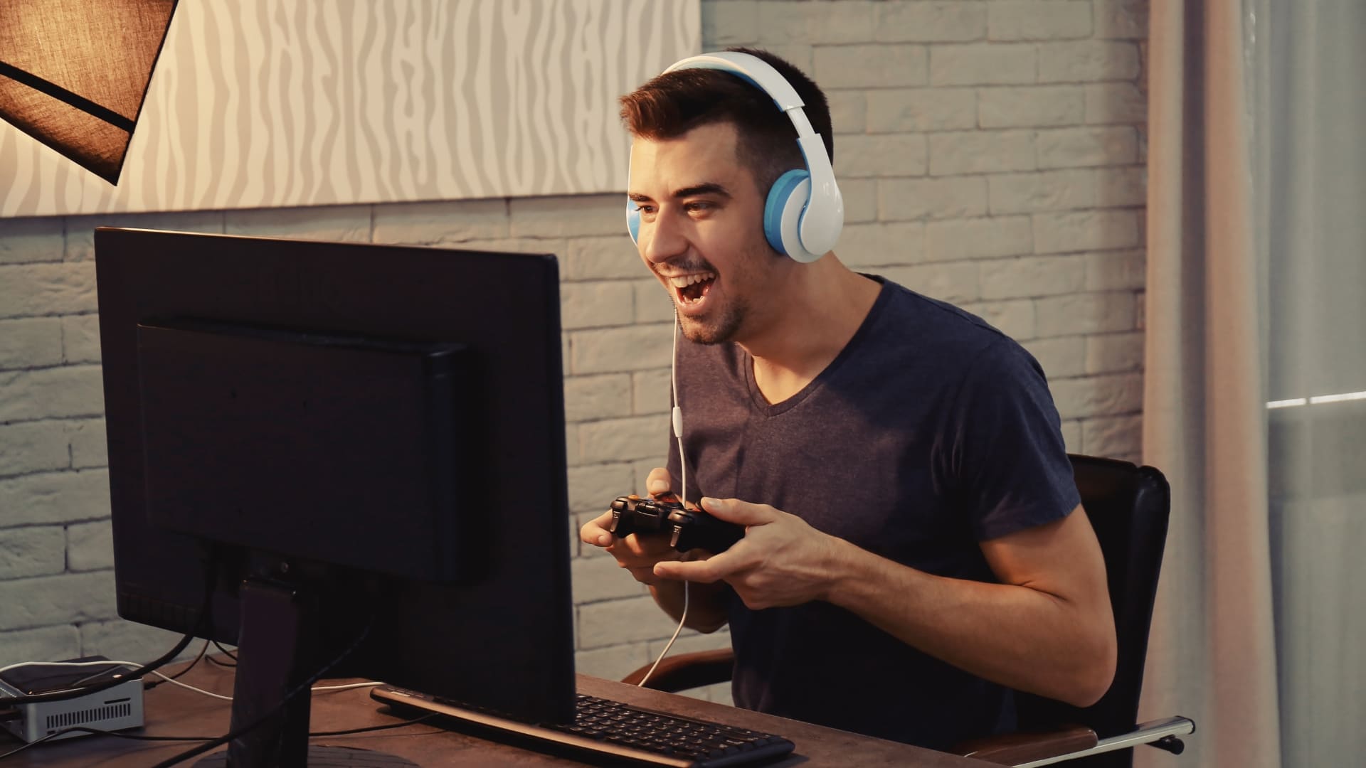 Un hombre usando uno de los mejores mandos para jugar en PC Un hombre usando uno de los mejores mandos para jugar en PC