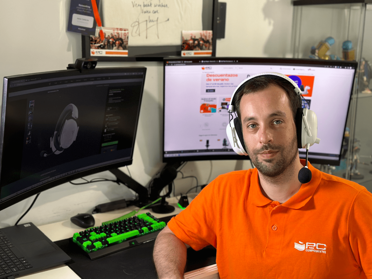 Análisis de los auriculares gaming Razer Blackshark V2 PRO Un empleado de PcComponentes posa con los auriculares gaming Razer Blackshark V2 PRO