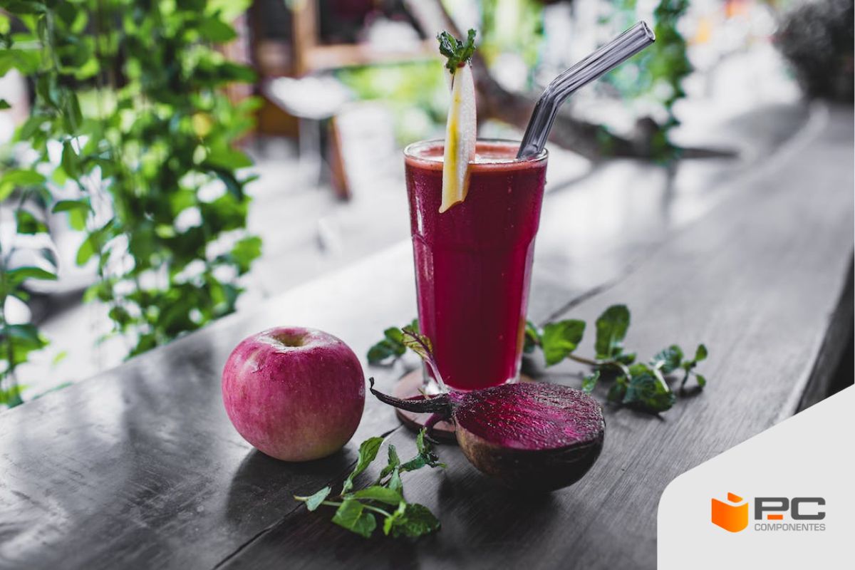 Cinco recetas de smoothies de frutas para verano Un smoothie de manzana en una mesa