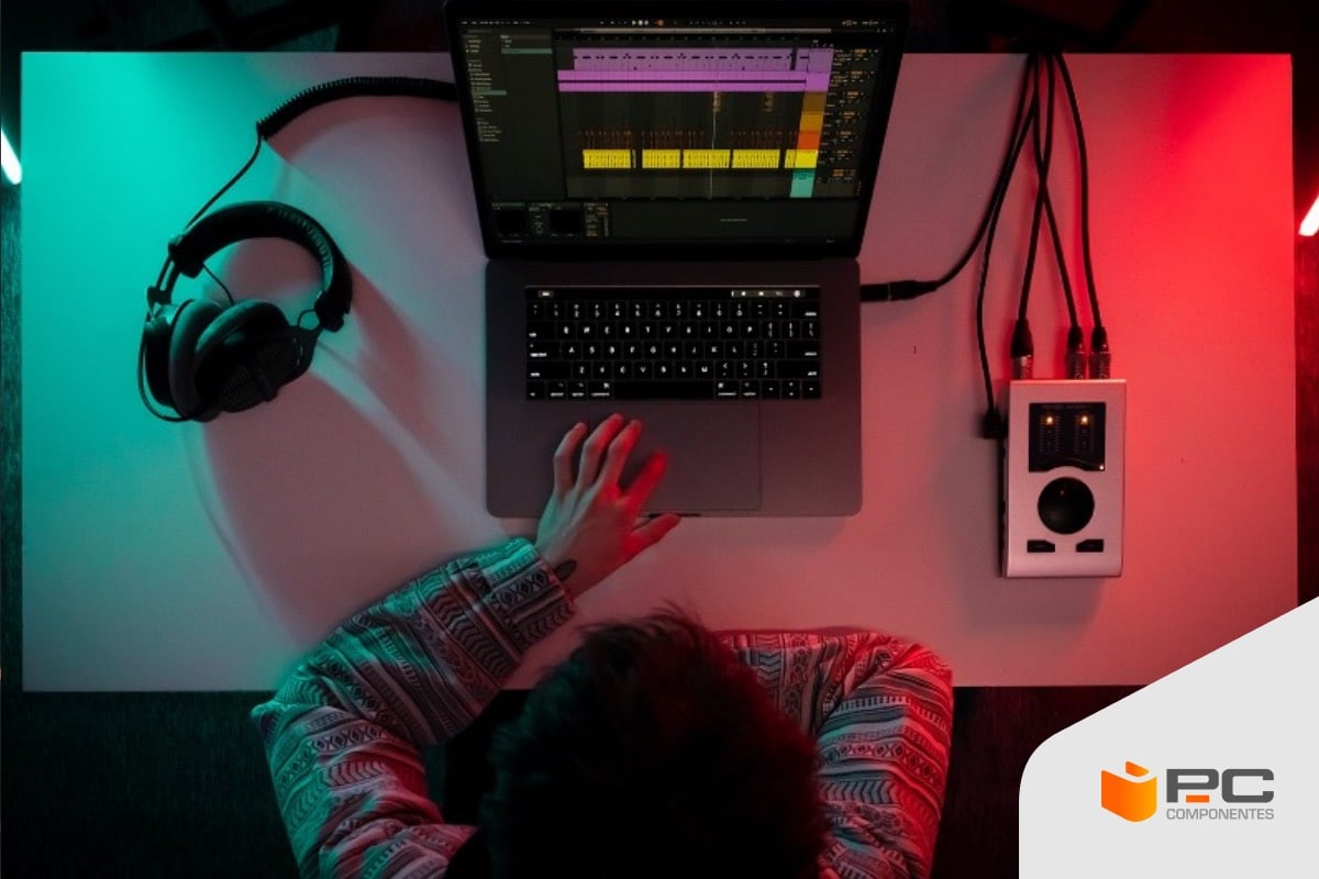 Un chico edita digitalmente audio en su ordenador