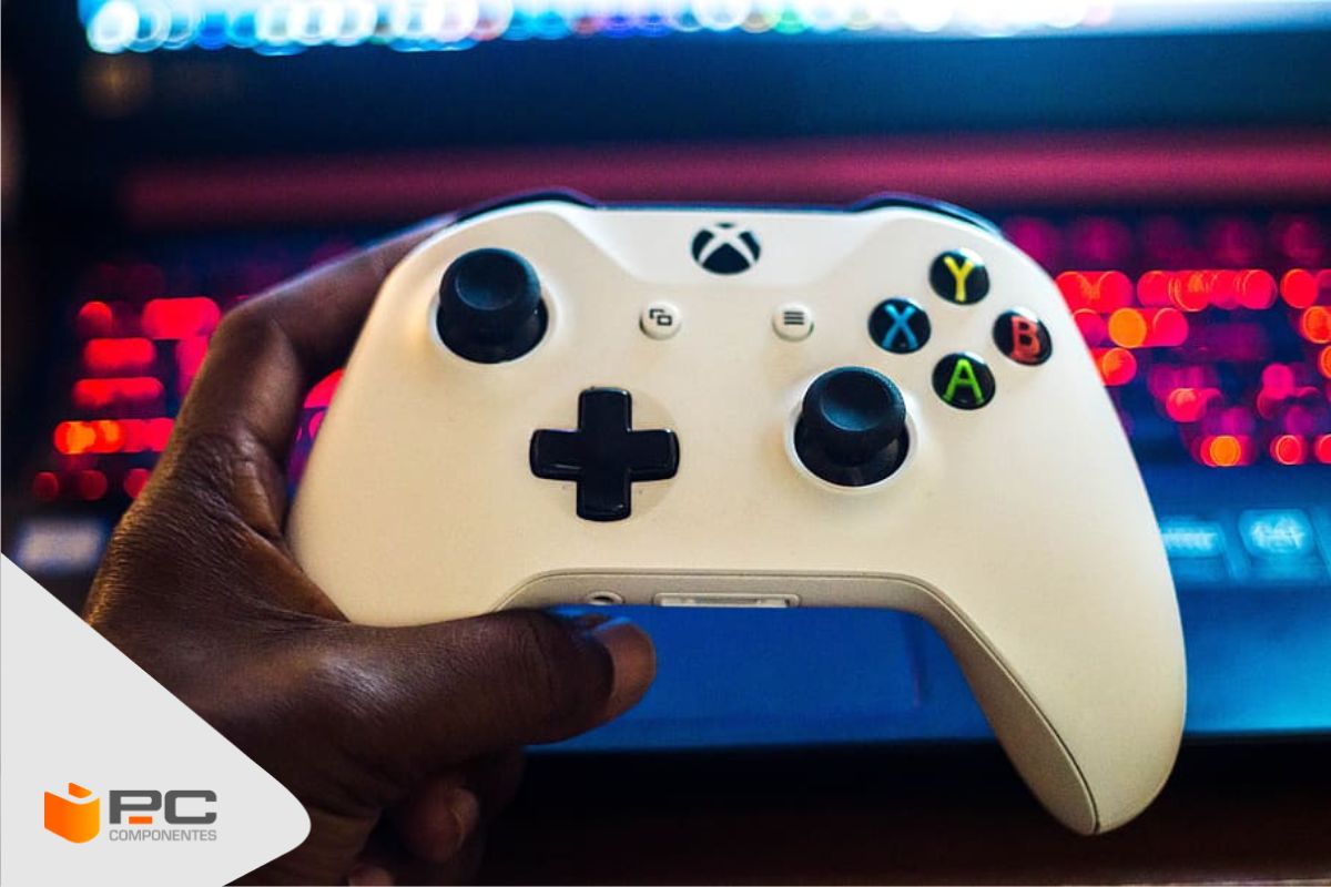 Los videojuegos que salen en agosto de 2023 Un mando de la Xbox frente a un ordenador portátil