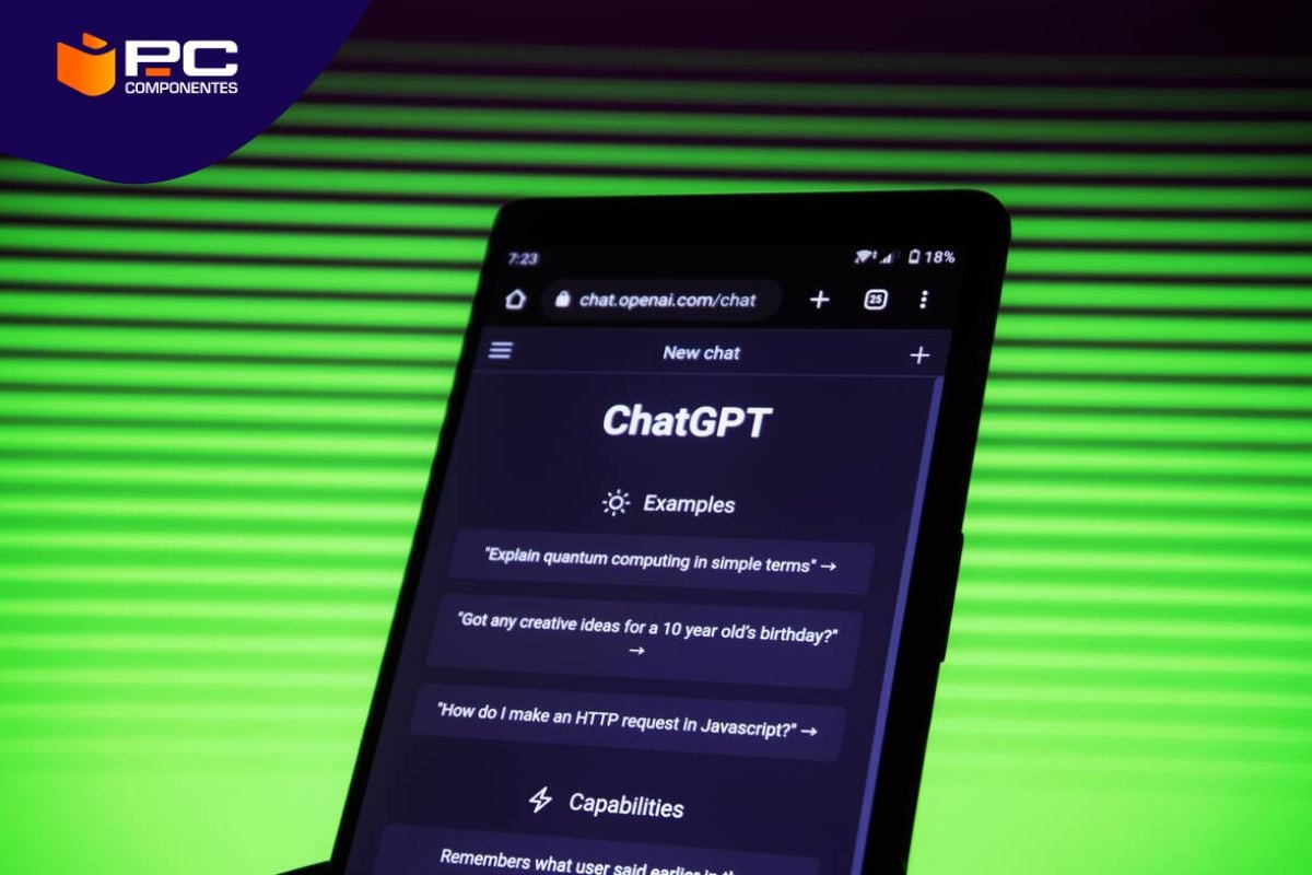 Cómo descargar y para qué usar ChatGPT en tu móvil Una persona utiliza ChatGPT en su teléfono móvil