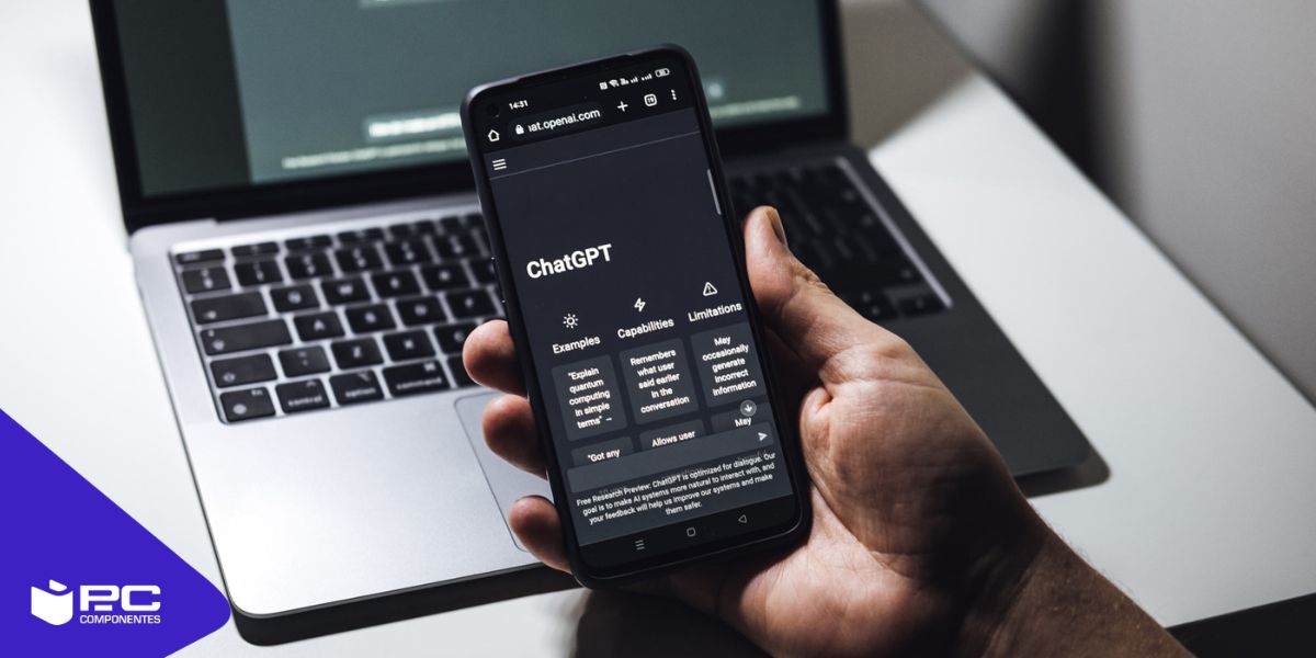 Actualización de ChatGPT: esto es todo lo nuevo que incorpora Una persona utiliza ChatGPT en su teléfono móvil