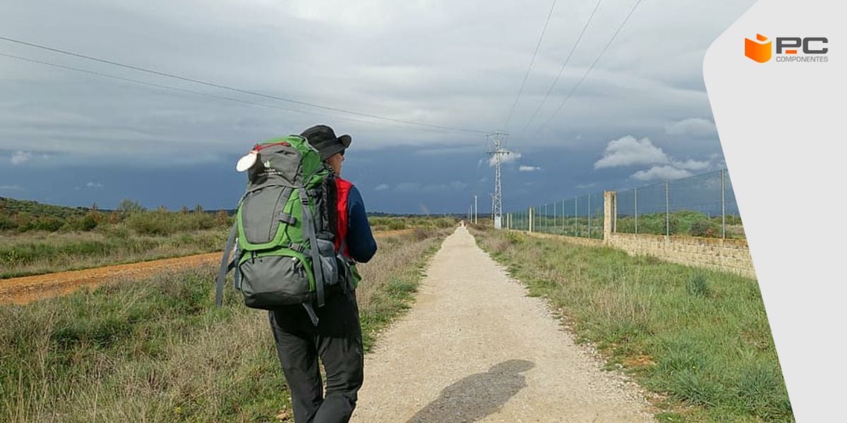 Qué necesitas para hacer el Camino de Santiago Un peregrino durante el Camino de Santiago