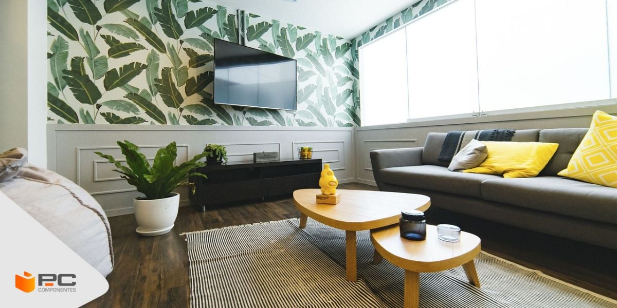 Televisores QLED: qué son y cuáles son los mejores Televisor QLED colgado de la pared en un salón