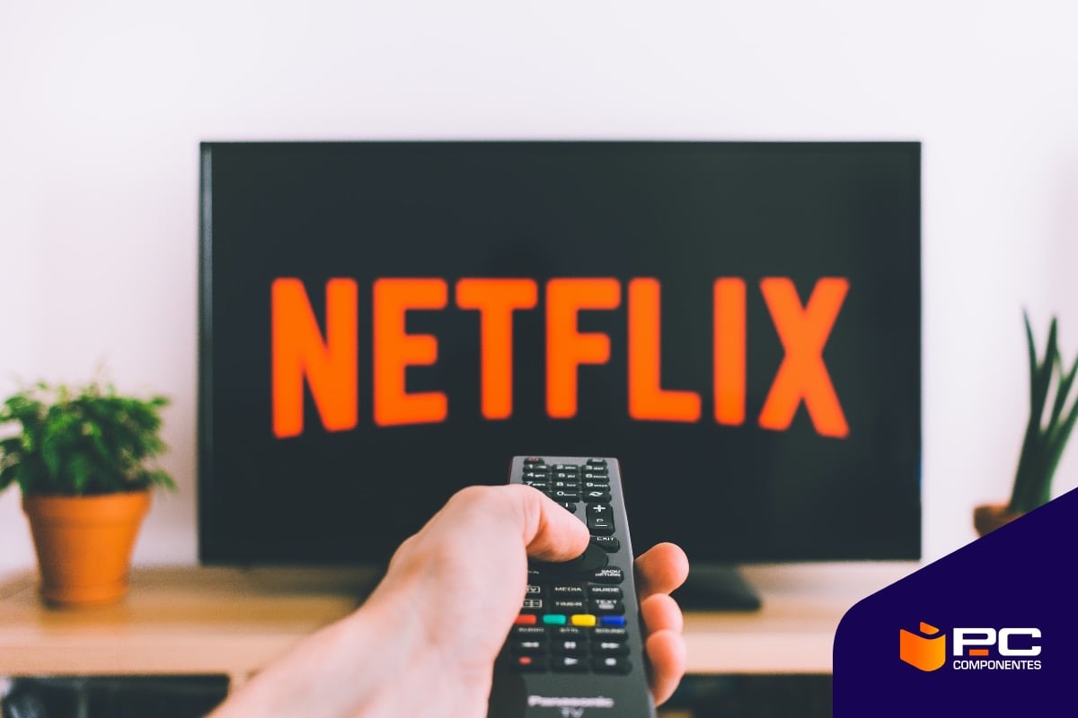 Las mejores películas que puedes ver en Netlix en 2023 Una persona sujeta un mando mientras entra a Netflix en su televisor