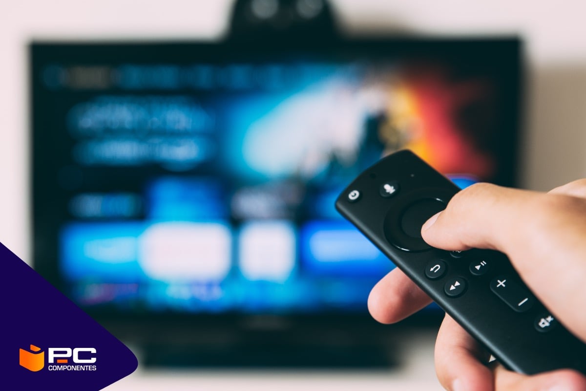 Las mejores series que puedes ver en Netflix este 2025 Un mando apunta hacia un televisor con Netflix