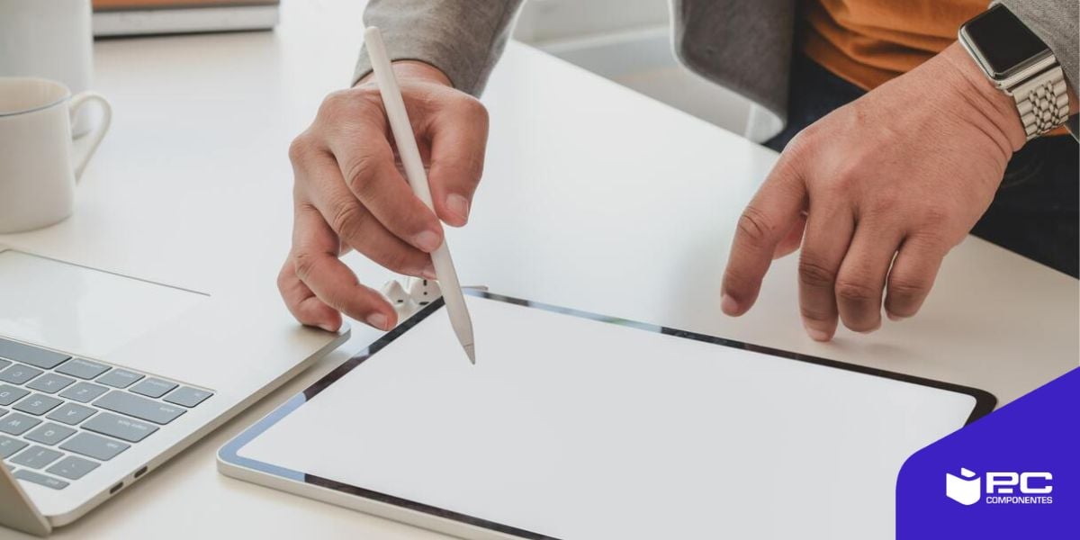 Uno de los mejores iPad para ilustración de 2025 Un hombre dibuja en un iPad