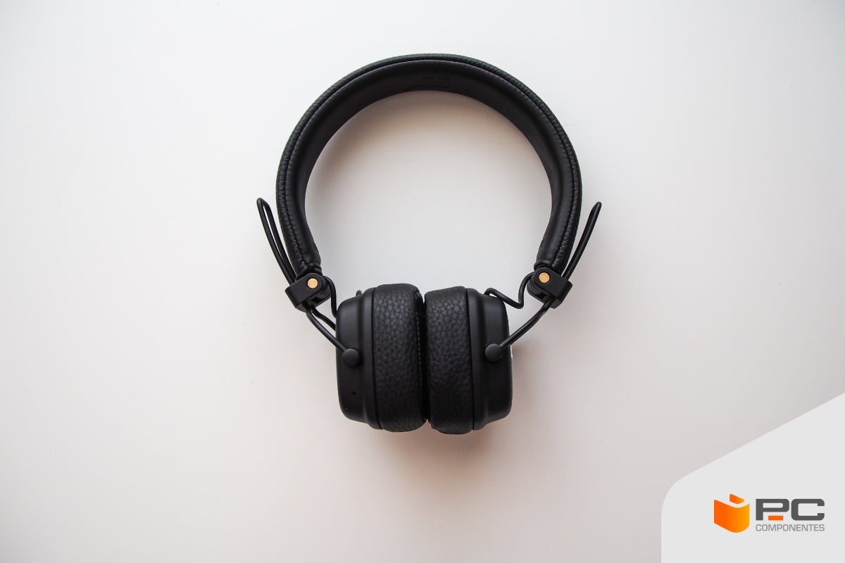 Uno de los Mejores auriculares para home studio y producción musical sobre una mesa Uno de los Mejores auriculares para home studio y producción musical sobre una mesa