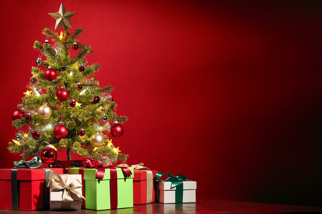 Un arbol con los regalos estrella para navidad debajo