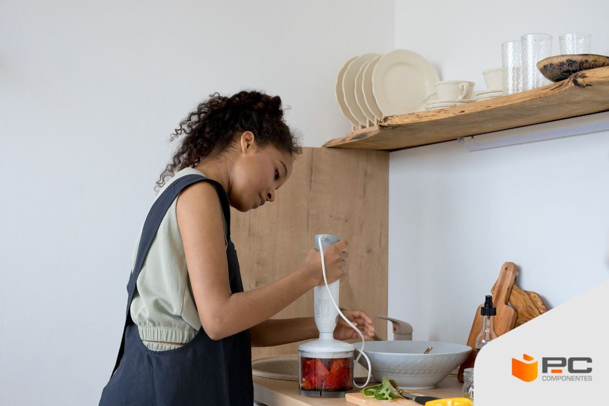 Una donna in cucina che utilizza uno dei migliori frullatori a mano che puoi comprare da PcComponentes. Una donna in cucina che utilizza uno dei migliori frullatori a mano che puoi acquistare da PcComponentes.