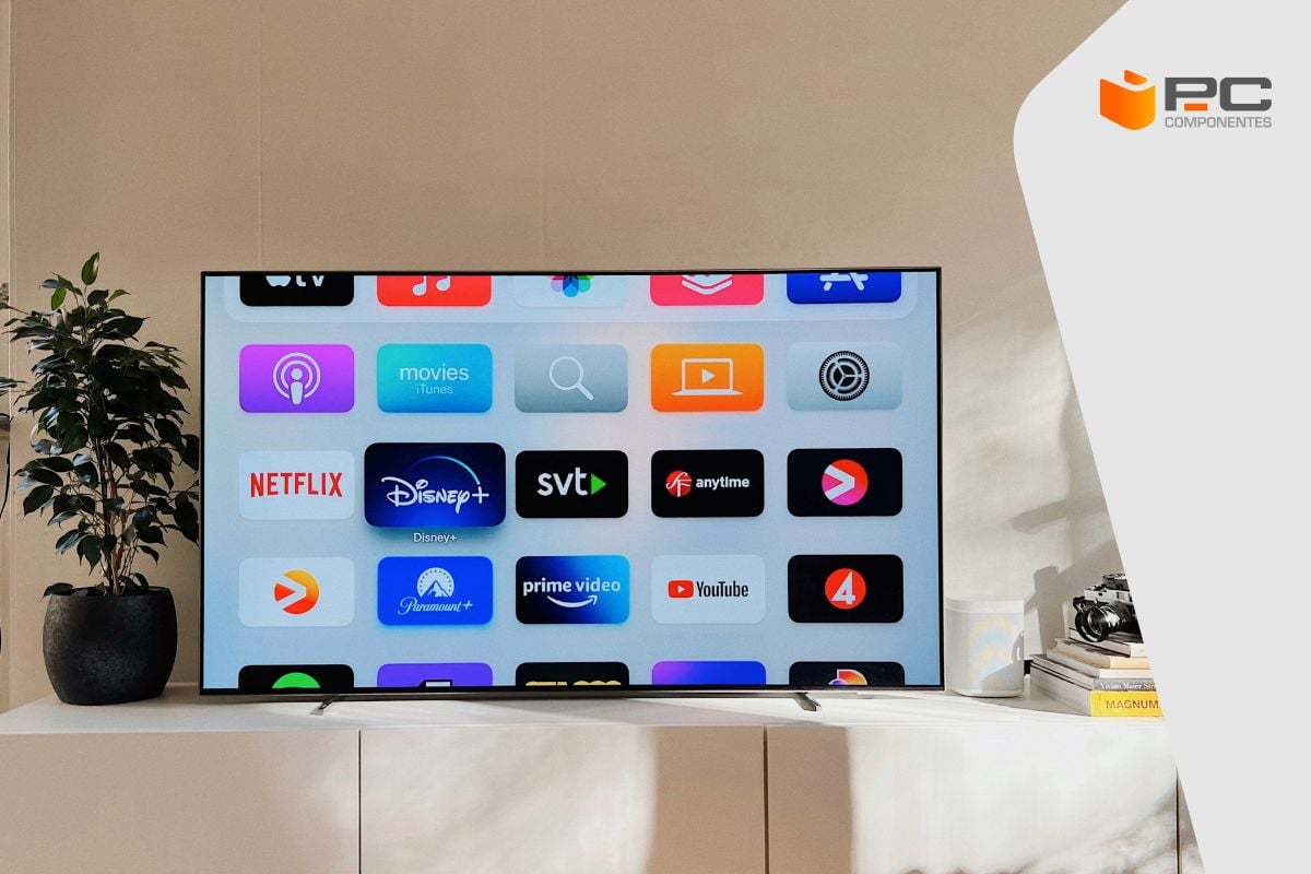 Una TV donde se ve la comparativa de precios y planes de Netflix, HBO y Disney+