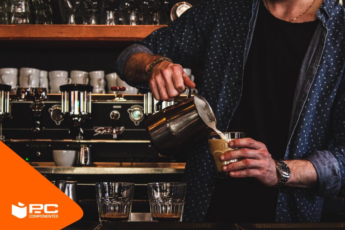 Un barista che utilizza una delle migliori macchine da caffè italiane per induzione Un barista che utilizza una delle migliori macchine da caffè italiane per induzione