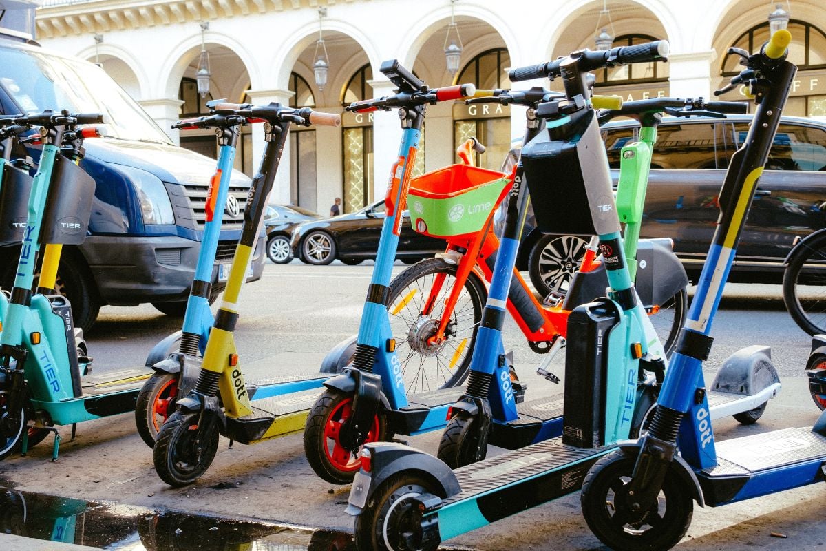 Los mejores patinetes eléctricos para niños uno al lado de los otros