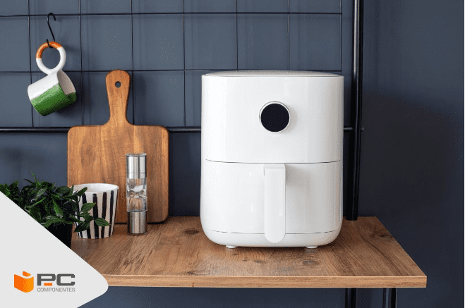 Uma airfryer com as suas vanjatens na cozinha