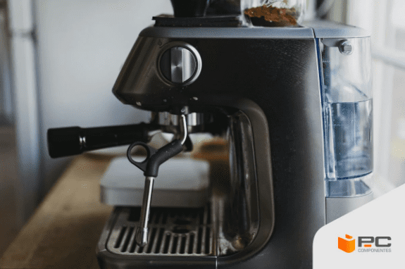 Uma das melhores máquinas de café espresso de 2025 numa cozinha.